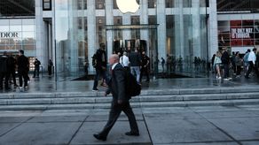 A principios de agosto de 2018, AAPL, como se denomina el título de Apple que cotiza en la bolsa de valores Nasdaq, se convirtió en la primera empresa en pasar la marca del billón de dólares.