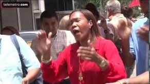 Docentes protestan frente a la Iglesia del Carmen