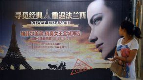 Jóvenes chinas en busca de empleo pagan por nariz Torre Eiffel