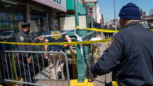 Miembros de la policía de Nueva York se reúnen en el lugar de un tiroteo en la estación de metro.