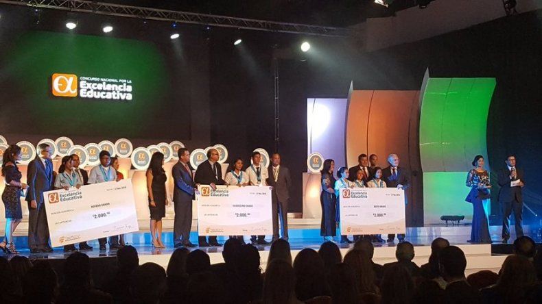 Premian esfuerzo de 9 centros oficiales e inicia camino hacia la excelencia educativa
