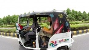 El inusual vehículo oficial de la embajadora mexicana en India