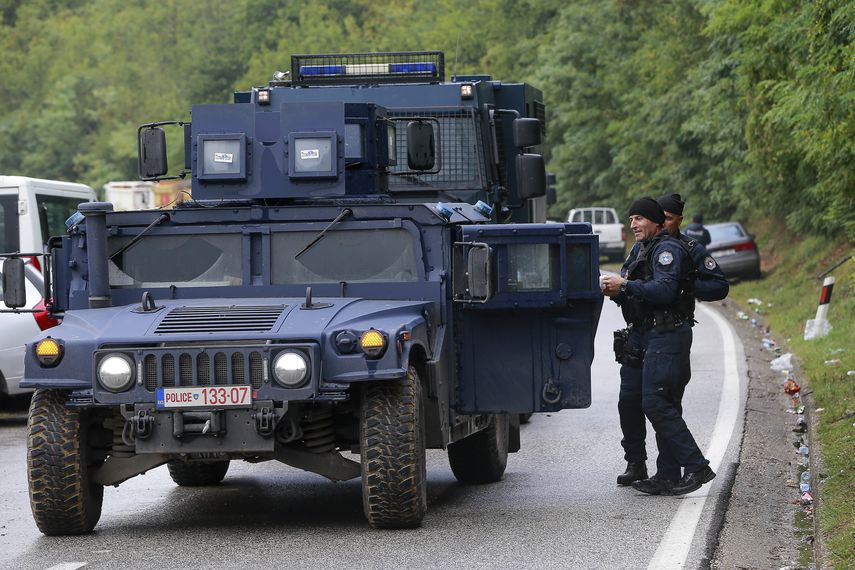 Kosovo desplegó fuerzas especiales para retirar las matrículas de los vehículos serbios.