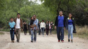 Patrulla de fronteras abrumada por familias de migrantes