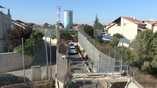 Una familia palestina vive rodeada por asentamiento israelíes en Cisjordania