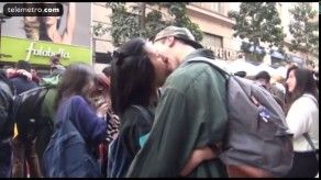 Estudiantes chilenos protestan con besos contra la violencia