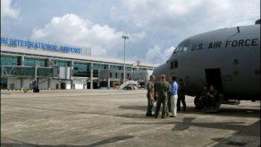 Primer avión con ayuda de EU llega a Birmania
