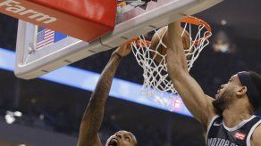 Brook Lopez anota 25 puntos y Bucks vence a Pistons