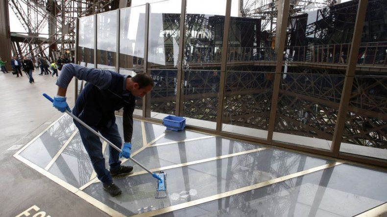Remodelan la Torre Eiffel con piso de vidrio