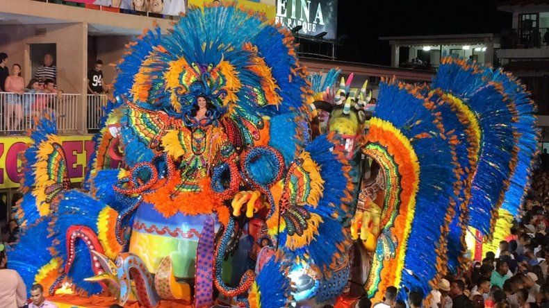María del Carmen Simons en paseo nocturno del Sábado de Carnaval