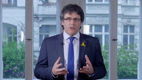 Puigdemont renuncia a ser escogido presidente catalán y designa a un sucesor