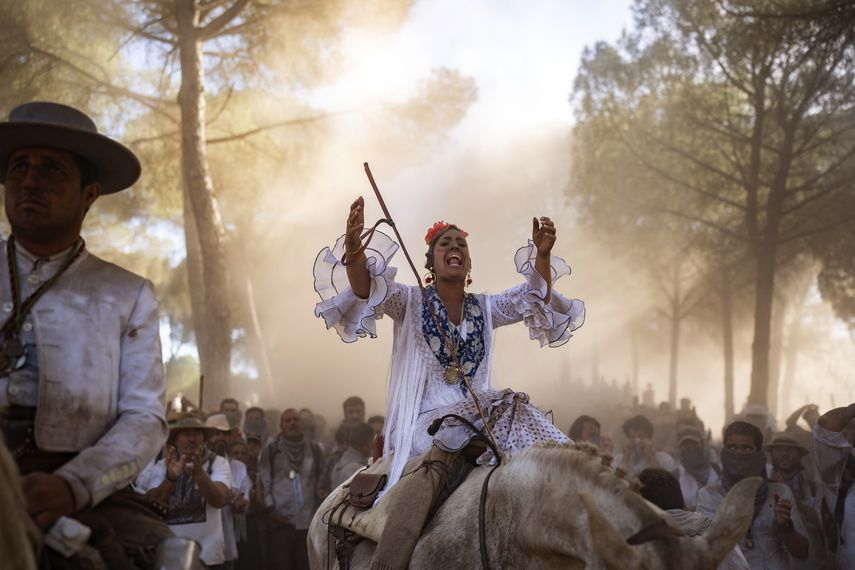 La romería atrae a jóvenes y mayores
