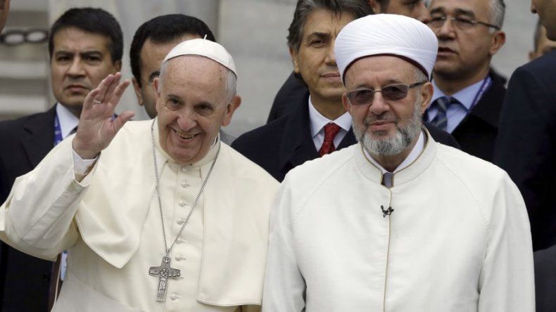 Papa, en sitios sagrados emblemáticos de Estambul