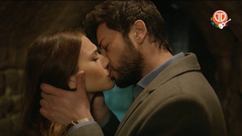 Azat y Gonul sellan su declaración con un beso.