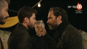 Cihan arremete contra Miran, buscando a su hijo Azat.