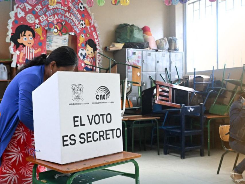 Ecuador acude a las urnas en medio de crisis