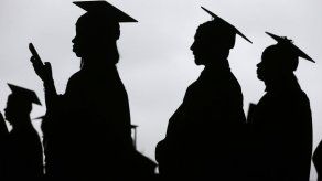 Cómo evitar contraer deudas estudiantiles que no podrá pagar