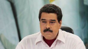 Oposición venezolana ensaya un firmazo castigo contra Maduro