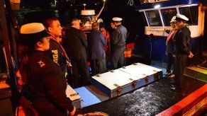 Embarcación peruana que pescaba tiburones ilegalmente llega a tierra chilena