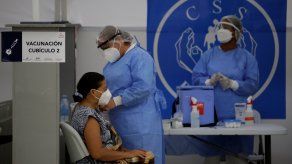 Mayores de 30 años reciben la vacuna AstraZeneca contra la covid en Panamá