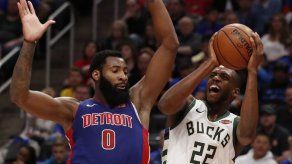 Bucks vencen a Pistons y están cerca de la barrida