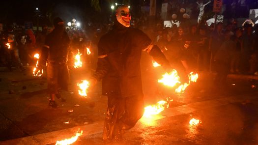 Previo a la batalla, los jóvenes participantes se vistieron en la Casa de la Juventud, donde se colocaron máscaras o pasamontañas y humedecieron sus ropas como medida de protección en caso de que fueran alcanzados por el fuego.