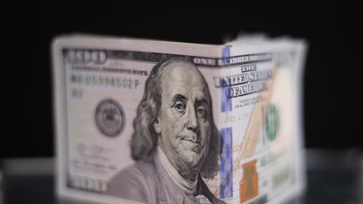 Según los fiscales, el dinero era depositado en cuentas bancarias que él también controlaba, antes de ser retirado o transferido rápidamente.