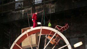 Artistas viven en rueda para hamsters humanos