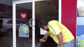 Transportistas de turismo rocían la ATTT con insecticida en protesta contra Uber Transportistas de turismo rocían la ATTT con insecticida en protesta contra Uber