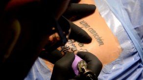 Instituto lingüístico de Colombia corrige tatuajes con errores ortográficos