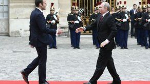 Macron recibe a Putin en Versalles para su primer encuentro