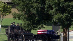 Sepultan a McCain en Academia Naval junto a un viejo amigo