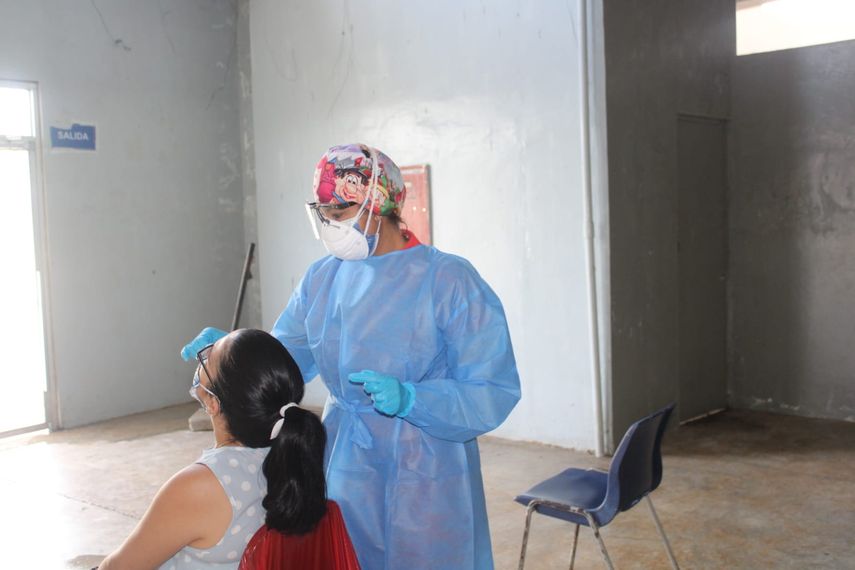 Personal de salud aplica pruebas para detectar covid-19.