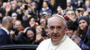 Papa Francisco seguirá viajando con pasaporte argentino: ministro