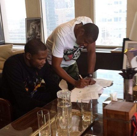 Durant firma contrato con agencia de rapero Jay-Z