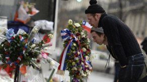Los Eagles of Death Metal acuden al Bataclan para recordar a las víctimas