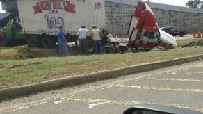 Camión articulado se accidenta en salida de autopista Arraiján-La Chorrera