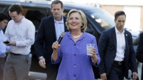 Clinton dice que e-mail privado fue un error y pide perdón