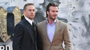 Charlie Hunnam defiende el cameo de David Beckham en El Rey Arturo