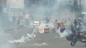 Policía dispersa con gas lacrimógeno una manifestación opositora en Caracas