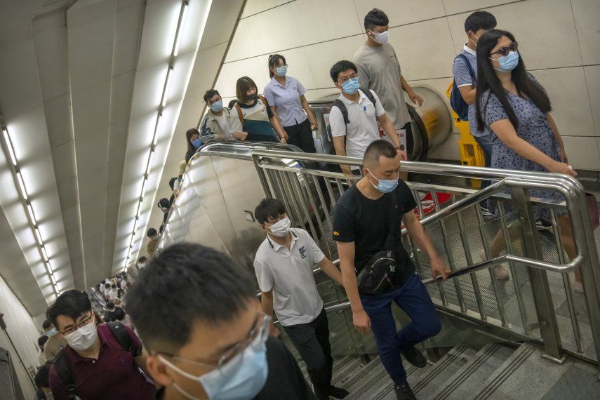 China debe cambiar para crear barreras a la infección dentro de las comunidades aumentando las vacunas y tratando rápidamente a las personas infectadas mientras permite que los negocios y los viajes sigan adelante.