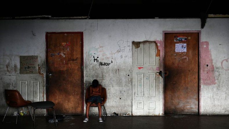 Infierno a la espera de una casa: la vida en edificios invadidos en Venezuela