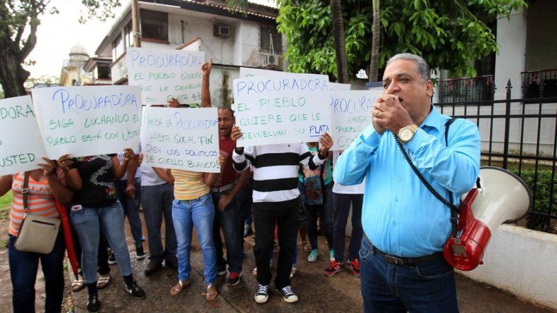 Citan a Camacho para que declare en investigación por uso indebido de banderas del PRD