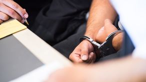 Se conoció que el detenido durante el tiroteo fue condenado anteriormente por delito de robo agravado.