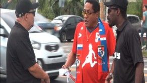 Inspeccionando camisetas falsas de la Selección de Fútbol de Panamá