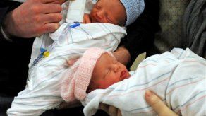 Estudio: Gemelos pueden nacer sin cesárea