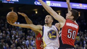 Warriors remontan para superar a Raptors 112-103