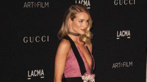 Rosie Huntington-Whiteley se hace 100 selfies antes de colgar una foto en Instagram