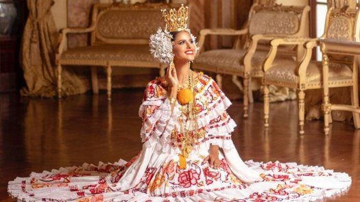 Señorita Panamá rinde honor a la patria vestida por primera vez con la pollera panameña