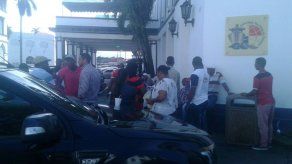 Trabajadores de AMP en Colón protestan por falta de bonos de fin de año Trabajadores de AMP en Colón protestan por falta de bonos de fin de año